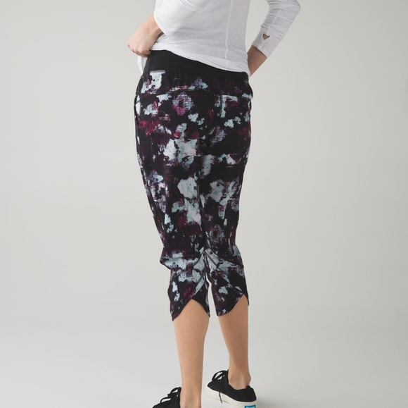 Lululemon Tranquil Crop Kara Blossom Multi / Black Sz 8 Athleisure Gorpcore - Picture 9 of 12